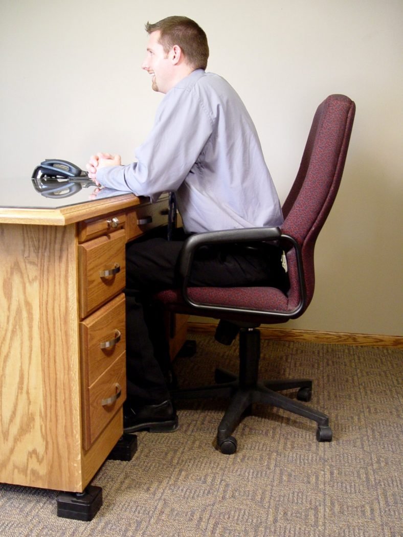 What is the standard desk height for best posture and ergonomics?